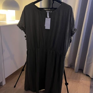 Klänning - Mörkgrön klänning med korta ärmar. Avslappnad passform. Strl XL