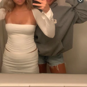 Vit tröja  - Snygg tröja i storlek S. Andvönd några gånger men är i mycket bra skick! 