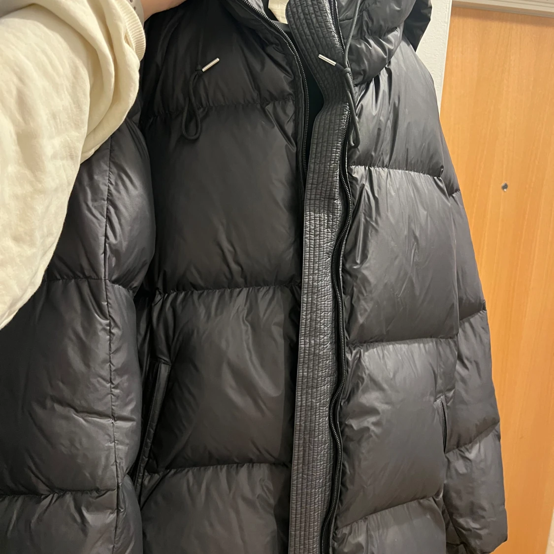 Svart dunjacka från Arket - 90