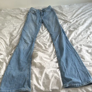 Ljusblå bootcut jeans - Ljusblå bootcut jeans från only, jättefintskick(inga defekter)💓Priset går att diskutera, nypris är runt 500kr🥰