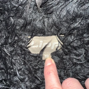 Svart jacka fuskpäls y2k vintage  - Vintage jacka från 00 talet i mycket fint skick. Passar strl s 