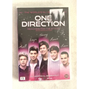 One Direction: Reaching for the Stars / Movie DVD - En inofficiell biografi om One Direction från 2013. DVD:n innehåller berättelsen om bandets resa från X Factor till världsstjärnor. Perfekt för fans som vill veta mer om Niall, Zayn, Harry, Louis och Liam. 