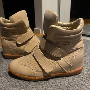 Isabel marant liknande kilklackar  - Så fina skor med några defekter som lite slitna uppepå, dom liknar Isabel marant benkett skorna. Superfina kilklackar perfekt till vinter/vår eller fest