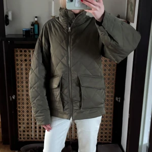 Vår jacka - Snyggaste jackan perfekt till våren! Funkar bra så länge det är plusgrader! Använd en säsong men i fint skick, inga defekter💚💚💚oversized fit