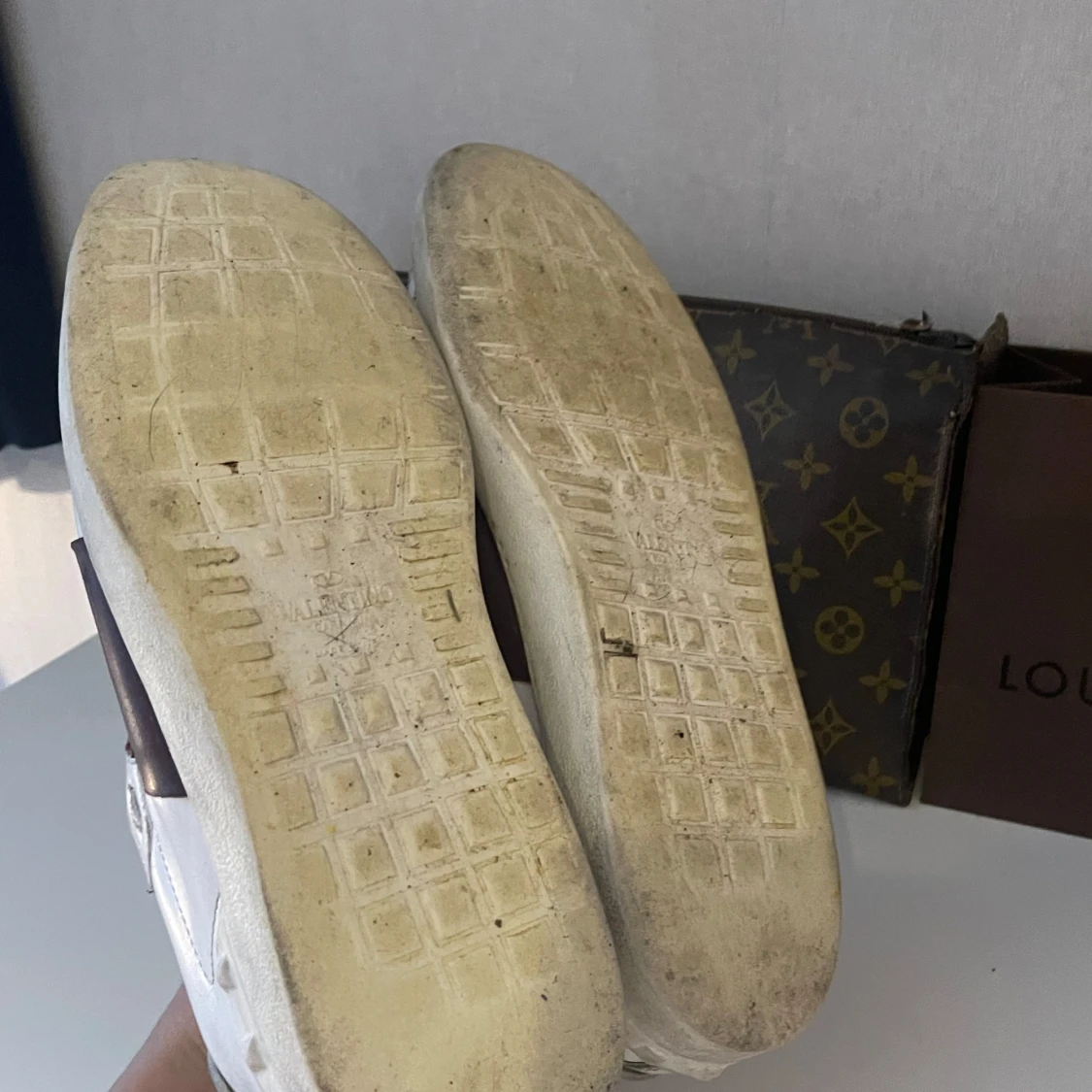 Valentino Garavani sneakers i vitt och vinrött - 93