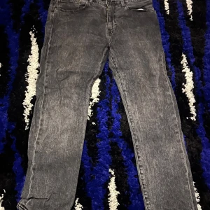Levi's 502 - Gråa Levi’s 502 Tapered Storlek 34 30. Duger ej priset lägg vettigt bud i PM!