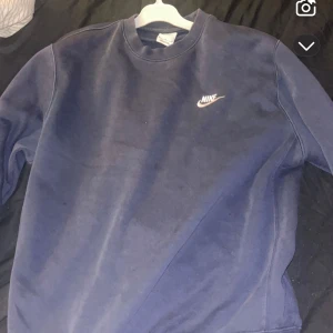 Mörkblå sweatshirt från Nike - Säljer en klassisk mörkblå sweatshirt från Nike 