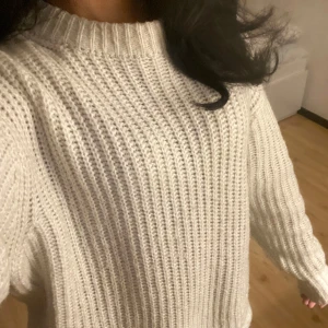 Vit stickad tröja från Lager 157 - Säljer en mysig vit stickad tröja från Lager 157 i storlek S. Perfekt för kyliga dagar med sin bekväma passform och ribbade detaljer. Tröjan har inte en rund hals utan har en vanlig, den åkte bara upp i bilden. 