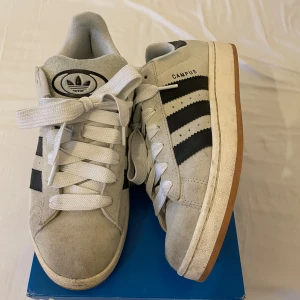 Adidas Campus 00 - Säljer mina adidas campus då jag inte använder dem längre. Har använt de ett par gånger, lite blått efter mina jeans på sidan av skon (det som syns på andra bilden) annars rätt så bra skick!