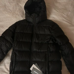 Everest dunjacka - Säljer en Everest dunjacka i stl 164. Använd någon gång. Prislapp kvar. Passar mig som är 163cm lång.   Kommer aldrig till användning så därför säljer jag den. Den är väldigt varm & skön.