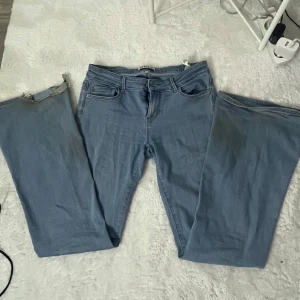 Blå jeans från ONLY - Säljer ett par blå jeans från ONLY i storlek M. Dom är low waist och  flared. Dom är lite slitna längst nere för att de är långa och jag är ganska kort, de ser även lite smutsiga ut på bilden men kommer såklart tvätta dom innan någon köper 💞 