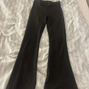 Svarta bootcut byxor från Gina Tricot - Snygga svarta bootcut byxor från Gina Tricot. Perfekta för en stilren look med en bekväm passform. Byxorna är en del av 'basically basics'-kollektionen och har en klassisk design. Inga tecken på användning, super fina!!