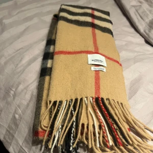 Burberry halsduk - Hej säljer en burberry halsduk som har varit lite använd de två senaste vintrarna. 700kr eller bud finns i kungälv men kan skickas