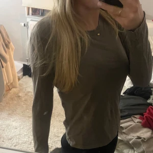 Brungrå långärmad tröja från Zara - Säljer en enkel och stilren brungrå långärmad tröja från Zara. Perfekt för en avslappnad look. Tröjan har en rund halsringning och är gjord i ett mjukt material.🩷