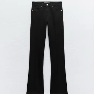 Zara low waist Jeans - Snygga svarta mid/low waist bootcut jeans ifrån zara (säljs inte längre). Sparsamt använda, finns inga defekter de är som nya.🥰🥰 org pris 400