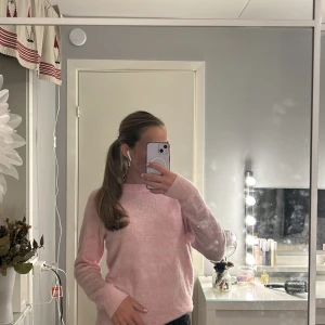 Rosa tröja från Selected Femme - Säljer en mjuk och stilren rosa tröja från Selected Femme. Tröjan har en klassisk design med långa ärmar och rund halsringning. Perfekt för en avslappnad och trendig look. Köpt för 600kr och är använd ett fåtal gånger. Säljer pågrund av att den inte kommer till användning💓💐