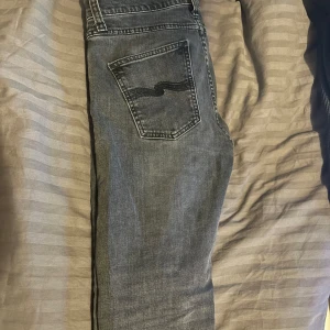 Nudie Jeans Lean Dean  - Snygga mörkgråa jeans från Nudie Jeans i modellen Lean Dean Black Eyes. Jeansen är i storlek 28/30 och passar många. Använda hyggligt många gånger, små hål förekommer under gylfen. Nypris: 1500 kr. Skick: 7.5/10