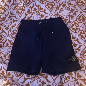 Stone Island Shorts - Säljer ett par riktigt feta Stone Island shorts som är stilrena. Skick 8/10. Nypris 2800, mitt pris 1499kr. Hör av dig om du har frågor.😁