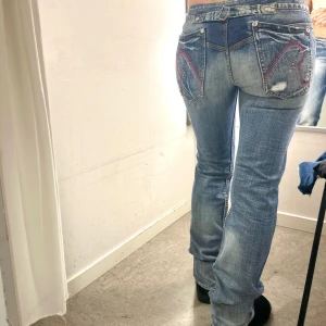 Replay Jeans - Snygga blå jeans från Replay med 37 cm rakt över midjan och 87 cm i innerbenslängd. 