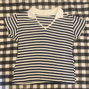 Randig tröja  - I toppen skick! I storlek M men sitter som en S.