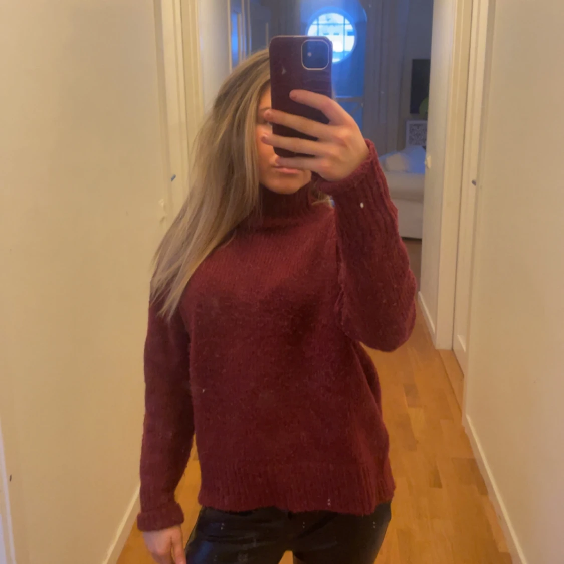 Vinröd stickad polotröja