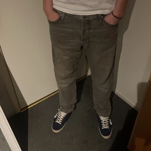 Grå jeans - Jeans från Jack and Jones som inte längre används i storlek 29/32 i modellen Loose/chris.