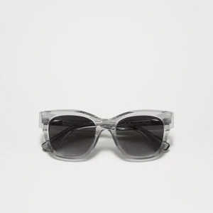 CHIMI 07 grey - Säljer mina CHIMI glasögon i modellen 07 grey<3 kom privat för mer bilder! Nypris: 1350kr mitt pris:800kr. Original solglasögon skydd medföljer!