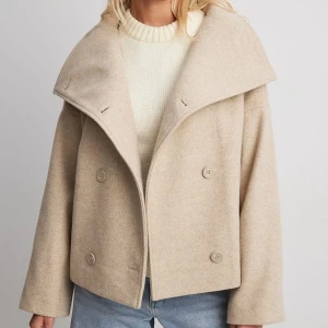 Beige kappa från nakd  - Snygg beige kappa med bred krage och dubbelknäppning. Endast använd en höst