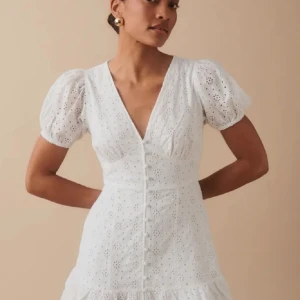 Vit studentklänning  - Säljer min studentklänning från Gina Tricot i storlek xs💕 har använt en gång💕 är slutsåld på hemsidan! 