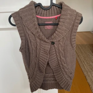Brun stickad väst från Esprit - Säljer en mysig brun stickad väst från Esprit med flätstickat mönster och en stor krage. Västen har en knapp framtill och ribbade kanter. I barnstorlek 140/146 i fint skick🤎