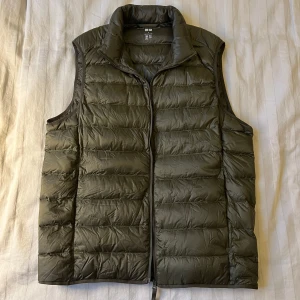 Väst från uniqlo - Säljer nu denna snygga västen från uniqlo i storlek S och är perfekt till våren. Den är använd rätt så lite och har inga stora tecken på användning. Har du några frågor är det bara att skriva ✍️.