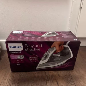 Strykjärn med droppskydd och 100 g ångpuff - 2000 W Ånga upp till 15 g/min 220 ml vattentank Keramisk stryksula Droppstopp