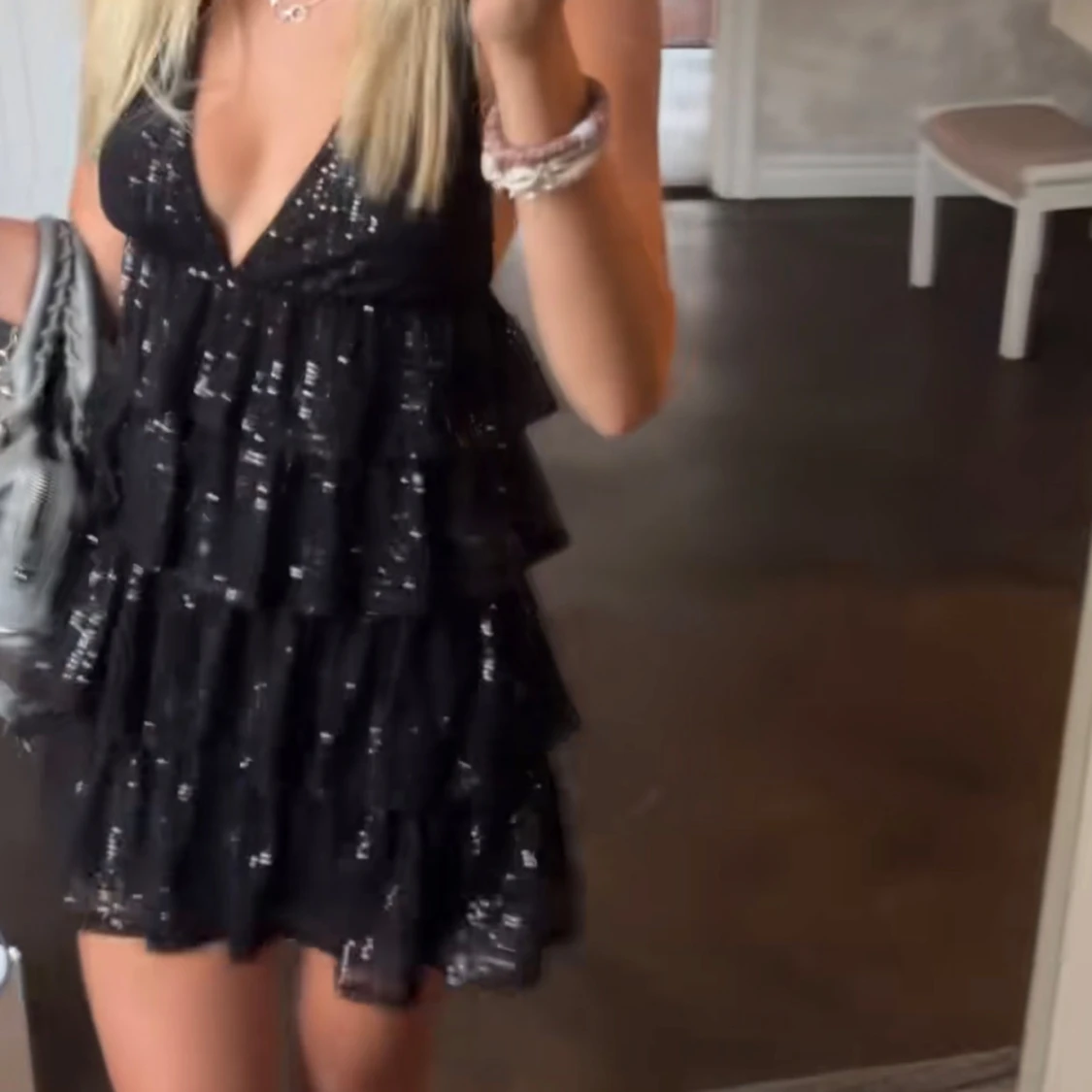 Svart glittrig klänning - 91