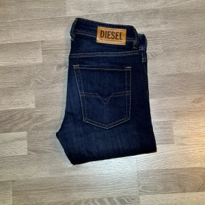 Mörkblå jeans från Diesel - Snygga mörkblå jeans från Diesel. Använt fåtal gånger. Jeansen är i väldigt bra skick och har inga defekter. Storlek W29 L32. Vid fler frågor kontakta mig. 