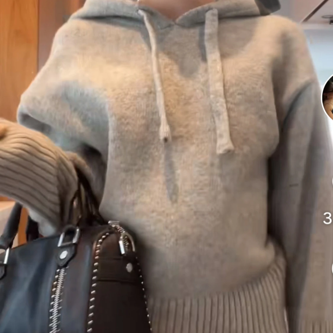 Grå stickad hoodie - 91