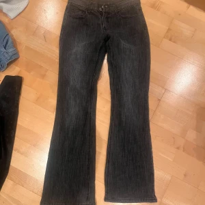 Brandy Mellvile Svarta lowwaist bootcut jeans - Snygga svarta bootcut lowwaist jeans med en klassisk femficksdesign. De har en knapp- och dragkedjestängning framtill och är perfekta för en avslappnad stil. Passar bra till både sneakers och klackar. Pris kan diskuteras. Om du har någon fråga får du jättegärna höra av dig! Jag svara snabbt! 💗💗💗💗💗🫶🫶🫶💕💕💕