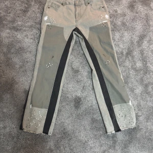 Denim Flared Jeans (Helt ny) - Säljer mina jeans då de inte riktigt längre är min stil. Har aldrig använt, bara provat på. DM för mer info och bilder.