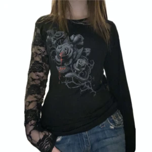 Svart långärmad topp med spetsdetaljer - Snygg svart tröja med långärmade spetsdetaljer och ett tryck på framsidan. 