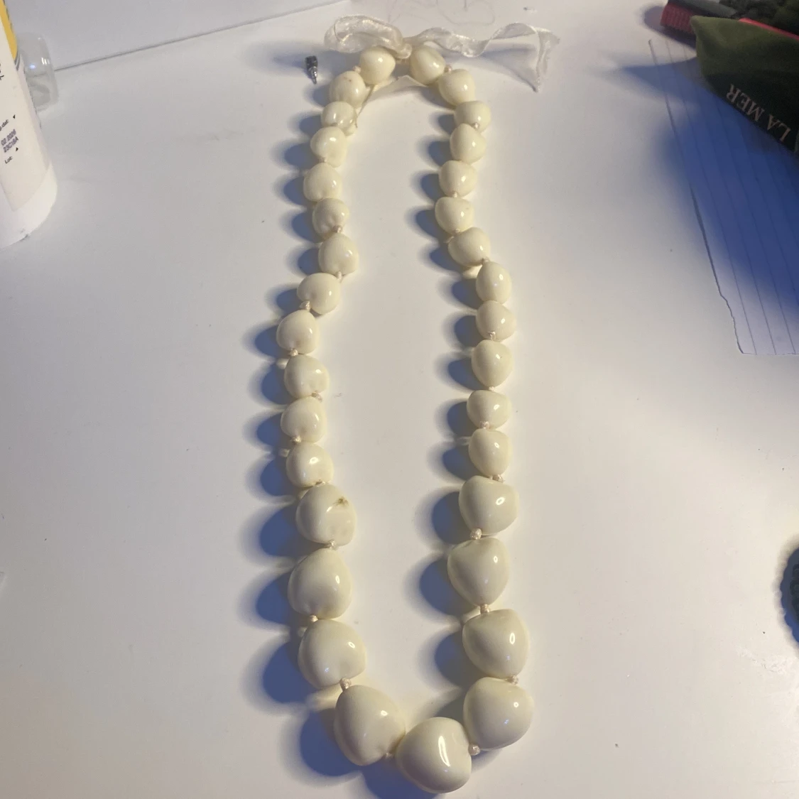 Vitt halsband med pärlor och rosett