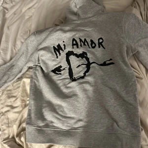 Grå mi Amor hoddie  - Grå hoddie från mira Paris som är oanvänd 