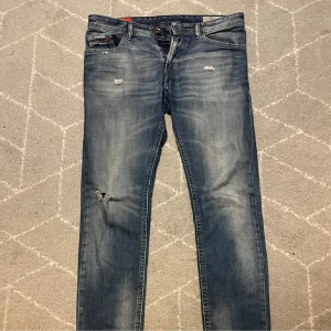 Diesel jeans - Säljer nu mitt par blå jeans från Diesel med snygga slitningar på framsidan. Storleken är 32/32. Är köpta i diesels butik för 1299kr mitt pris: 399kr. Skicket är 9/10 ✅Om ni har andra frågor eller funderingen är det bara att skriva 🙏