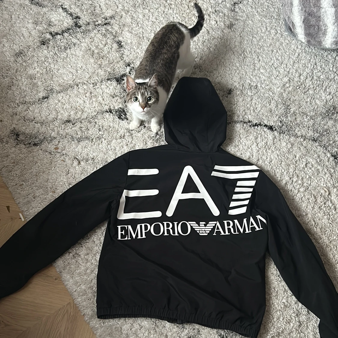 Svart jacka med huva från Emporio Armani - 90