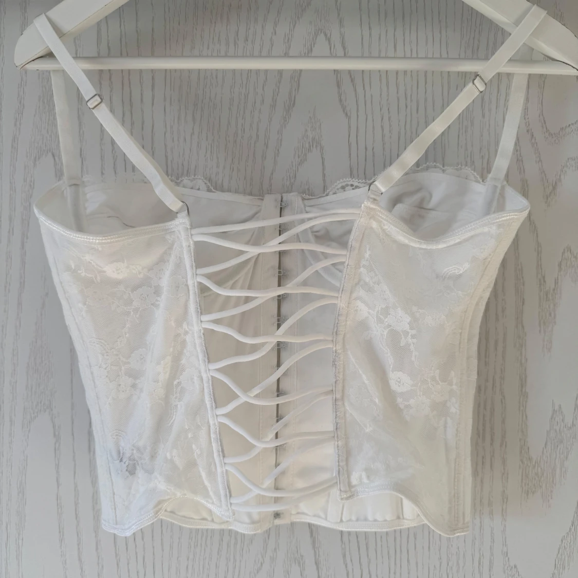 Vit korsett med spetsdetaljer - 90