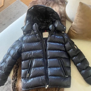 Moncler maya jacka  - Moncler maya jacka, Stl 14years unisex. Sitter som en S på mig som är 176 cm lång men lite kort i armarna. Nypris ca  11 000:- köpt vintern 2023 och knappt kommit till användning så den är i fint skick! Den är i en mörkblå färg men ser ut att vara svart i vissa ljus.  Äkthetsbevis finns och även en galje från moncler som jag fick med när jag köpte den, på nk i Göteborg. Priset går att diskutera🥰