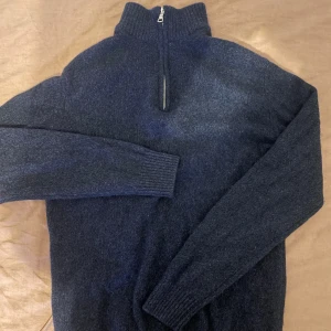 Oscar Jacobsson Halfzip - Fet oscar jacobsson halfzip gjord av merino ull. Storleken är medium och den är köpt från Volt i göteborg. Skick 9-10. Inga defekter. Skriv vid funderingar