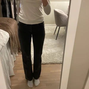 Svarta jeansbyxor - Snygga svarta jeans med en normal passform. Jag är 170 cm