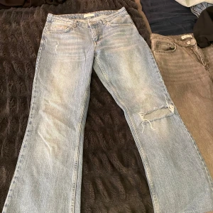 Ljusa jeans med slitningar - Säljer ett par ljusa jeans med coola slitningar på ena benet då dom ej passar längre. De är ifrån Gina tricot i storlek M,