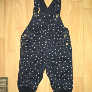 Polarn O. Pyret hängselbyxor 62 - Hängselbyxor unisex från svindyra Polarn och Pyret. Inga skavanker öht. Storlek 62