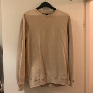 Sweatshirt - Simpel beige crewneck sweatshirt från H&M i storlek S