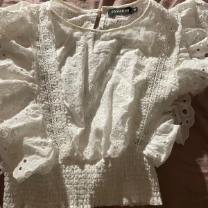 Sommarblus - En söt blus som inte kommer till användning pga att den är för stor. Knappt använd för jag insåg att jag köpt i fel storlek. Nypris 450 